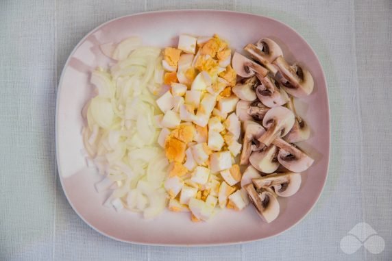 Salad with fried mushrooms, eggs and Korean carrots: photo of recipe preparation, step 1