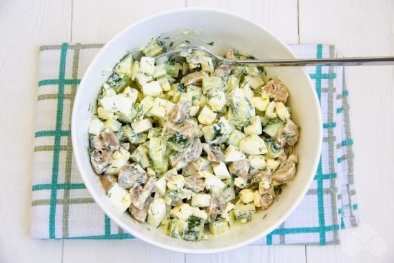 Salad with cucumbers and pickled mushrooms: photo of recipe preparation, step 3