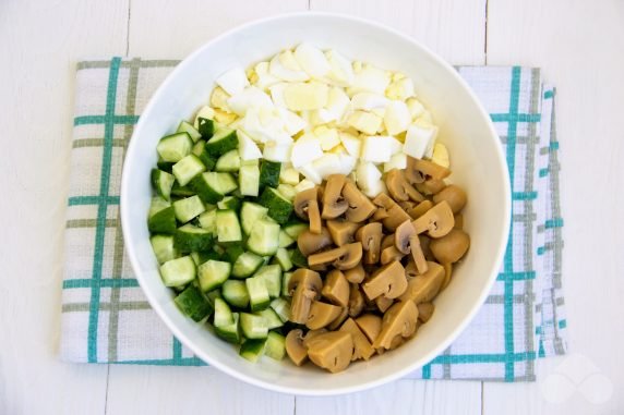 Salad with cucumbers and pickled mushrooms: photo of recipe preparation, step 2