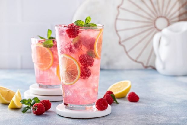 Raspberry and mint mojito with lemon for winter 