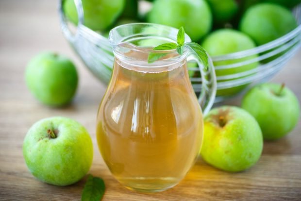 Compote of green apples for winter