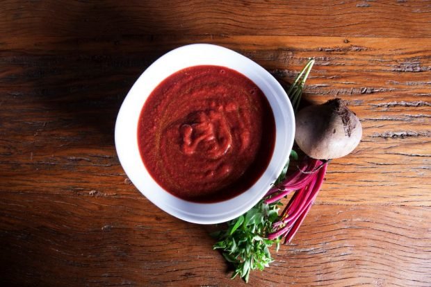 Ketchup with beets and apples for winter 