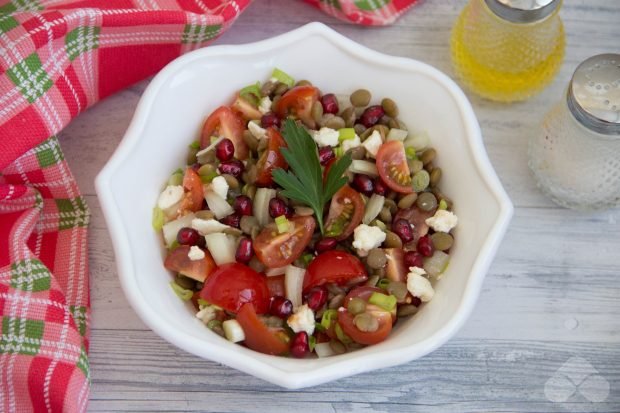 Salad with lentils, tomatoes and pomegranate