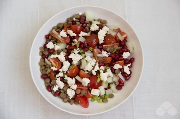 Salad with lentils, tomatoes and pomegranate: photo of recipe preparation, step 3