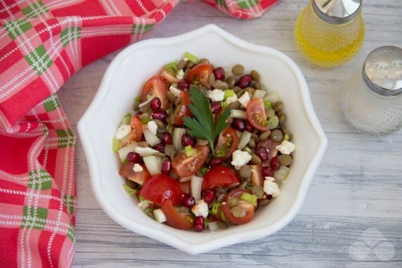 Salad with lentils, tomatoes and pomegranate: photo of recipe preparation, step 4