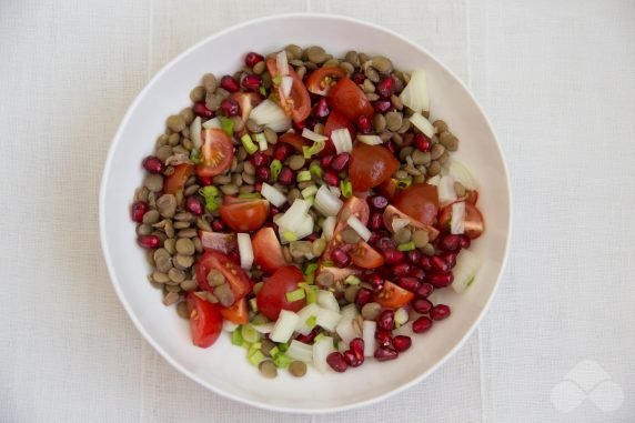 Salad with lentils, tomatoes and pomegranate: photo of recipe preparation, step 2