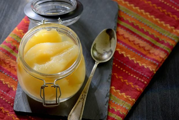 Pears in syrup slices for winter