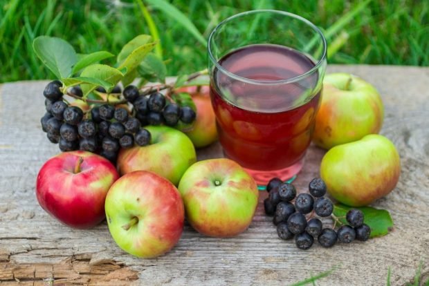 Compote of apples and chokeberry for winter 