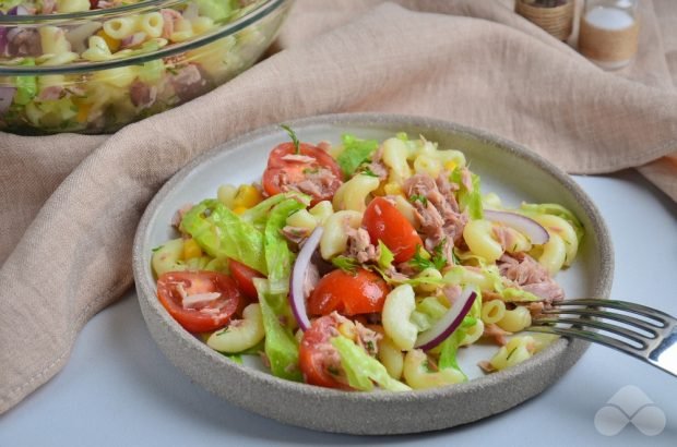 Salad with pasta, herbs and tuna