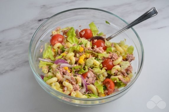 Salad with pasta, herbs and tuna: photo of recipe preparation, step 3