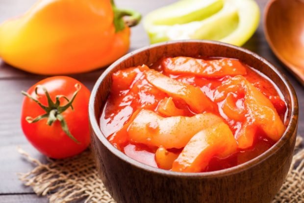 Bulgarian pepper lecho with tomatoes and vinegar