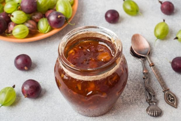 Gooseberry jam with orange and walnuts