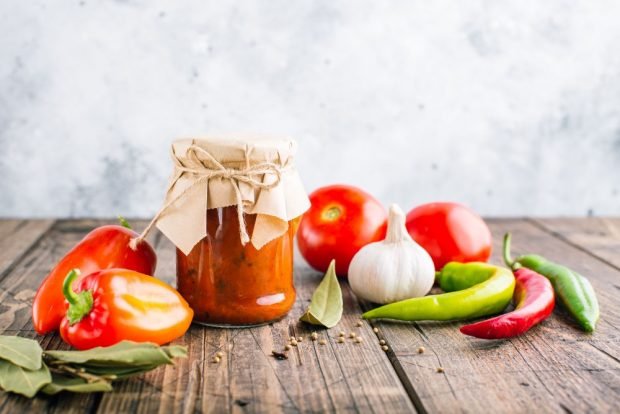 Tomato adjika with garlic and pepper without cooking