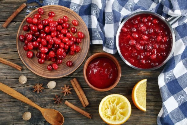 Lingonberry meat sauce for winter 