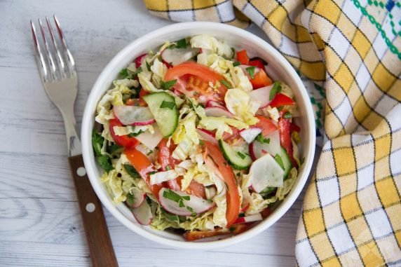 Fresh salad with Peking cabbage and radish: photo of recipe preparation, step 4