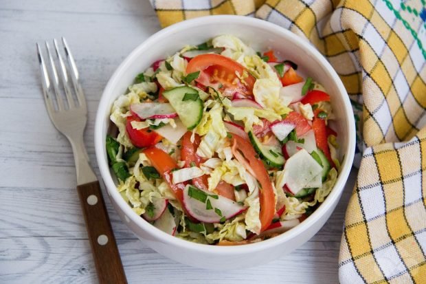 Fresh salad with Peking cabbage and radish