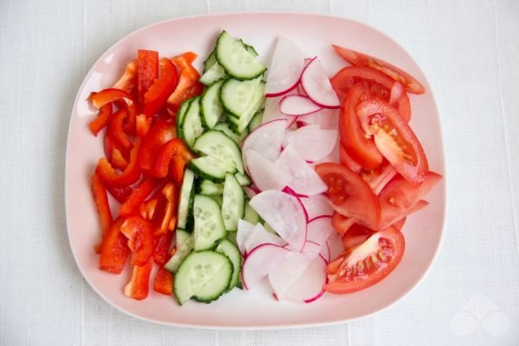 Fresh salad with Peking cabbage and radish: photo of recipe preparation, step 2