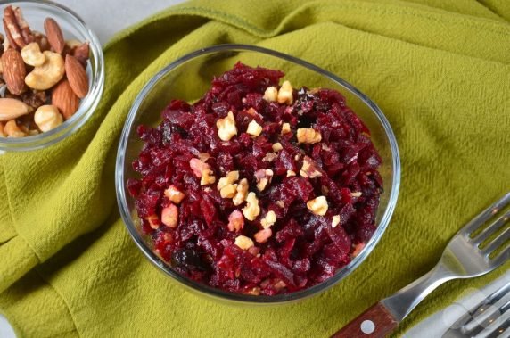 Beetroot, prune and walnut salad: photo of recipe preparation, step 6