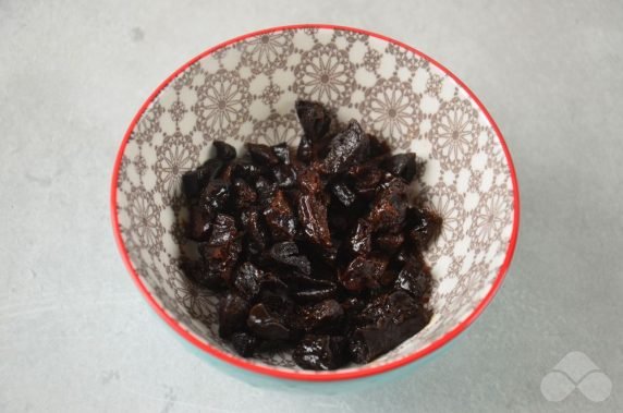 Beetroot, prune and walnut salad: photo of recipe preparation, step 4