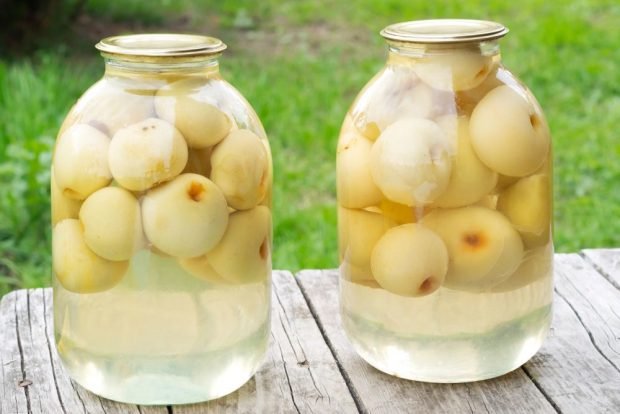 Compote of apples whole for the winter without sterilization