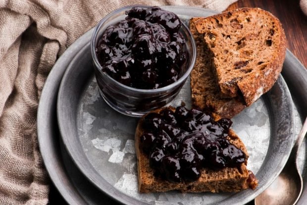 Seedless prune jam with walnut