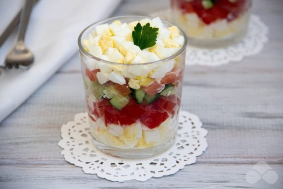 Puff salad with red fish, eggs and vegetables: photo of recipe preparation, step 4