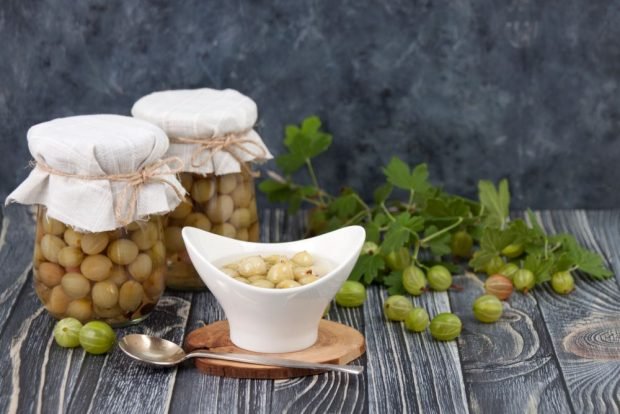 Compote of green gooseberries for winter