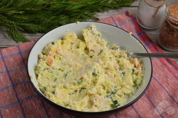 Herringbone salad with chicken and cheese: photo of recipe preparation, step 7