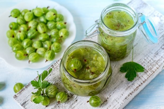 Emerald gooseberry jam with cherry leaves 