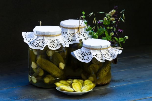 Cucumbers with mint for winter