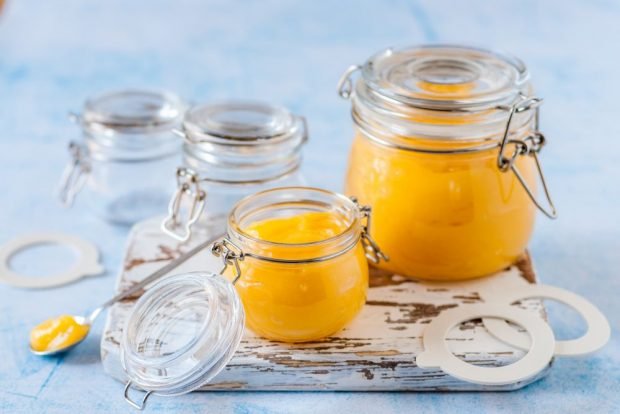 Yellow tomato ketchup for winter