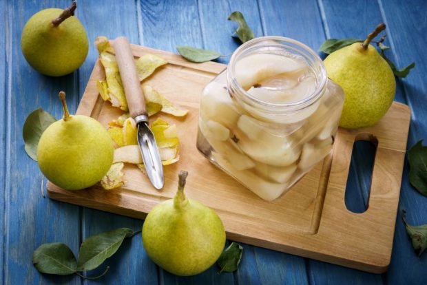 Pears in their own juice for the winter