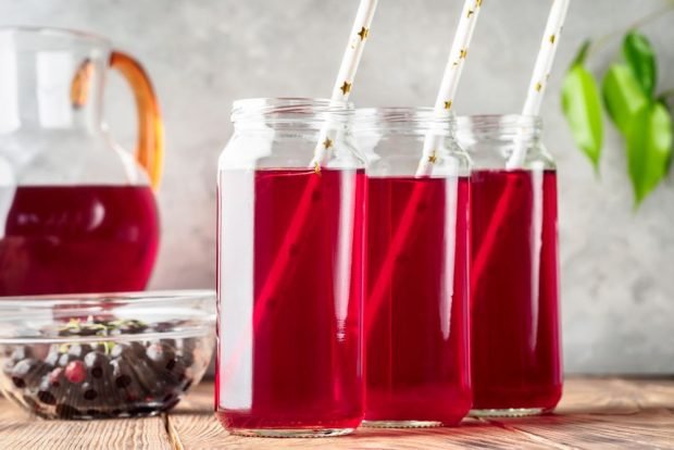 Compote of black currant and raspberry for winter 