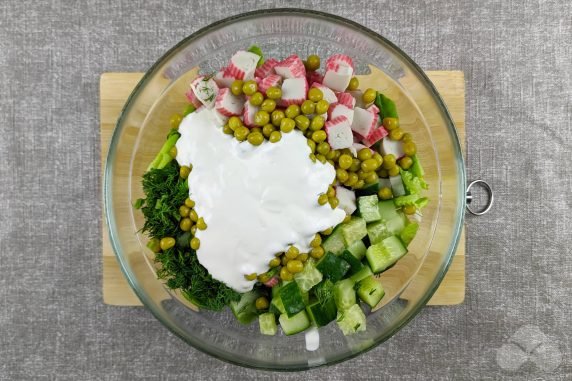 Salad with crab sticks, cucumbers and peas: photo of recipe preparation, step 5