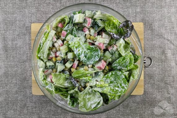 Salad with crab sticks, cucumbers and peas: photo of recipe preparation, step 6