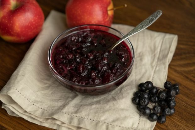 Jam from blackberries and apples 