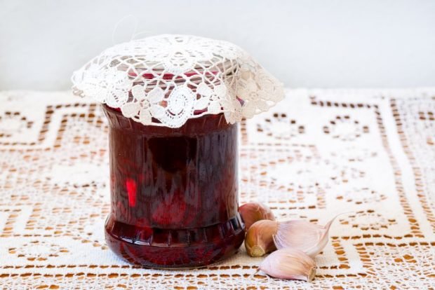 Borscht with cabbage and beetroot for winter