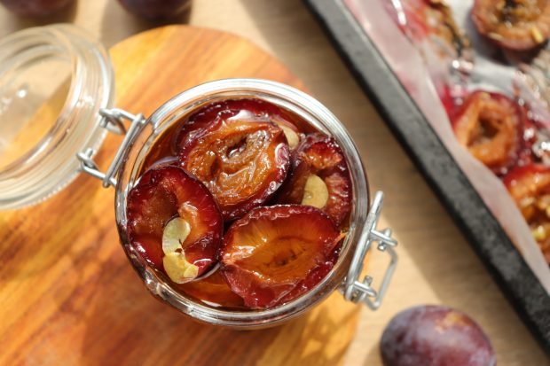 Dried plums in the oven for the winter