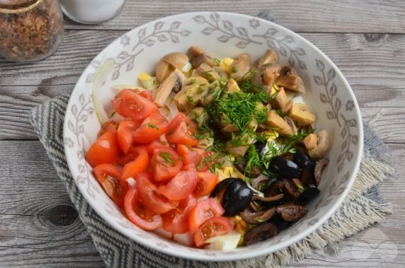 Salad with mushrooms and cherry tomatoes: photo of recipe preparation, step 3