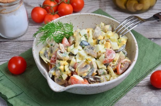 Salad with mushrooms and cherry tomatoes