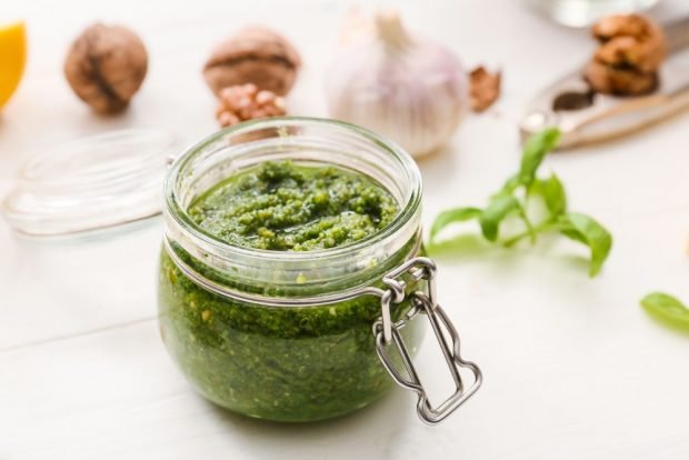 Green basil pesto sauce for winter