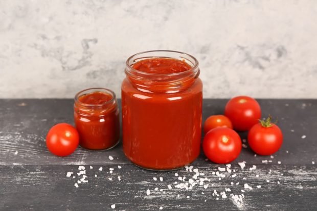 Tomato and apple ketchup with onions for winter