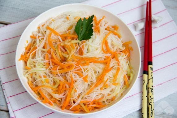 Salad of funchosa, Korean carrots and cucumbers: photo of recipe preparation, step 5