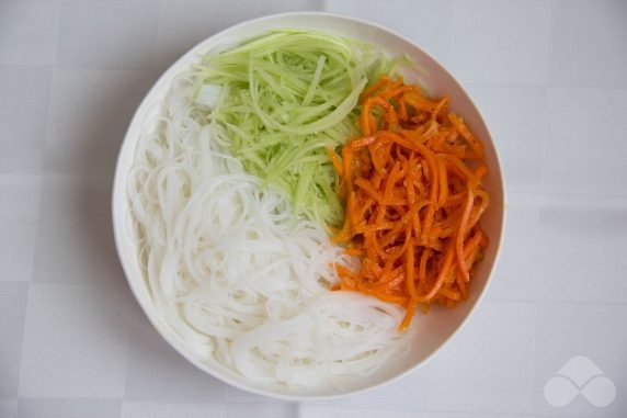 Salad of funchosa, Korean carrots and cucumbers: photo of recipe preparation, step 4