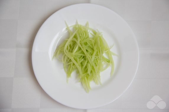 Salad of funchosa, Korean carrots and cucumbers: photo of recipe preparation, step 3