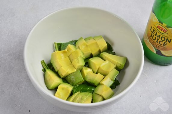 Vegetarian salad with avocado and chia seeds: photo of recipe preparation, step 2