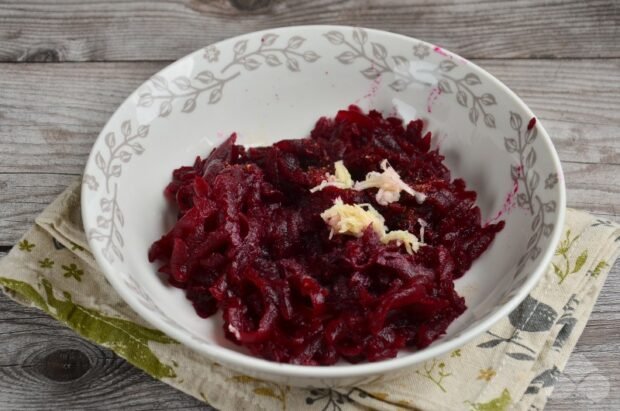 Herring under a fur coat with pickled beetroot: photo of recipe preparation, step 3