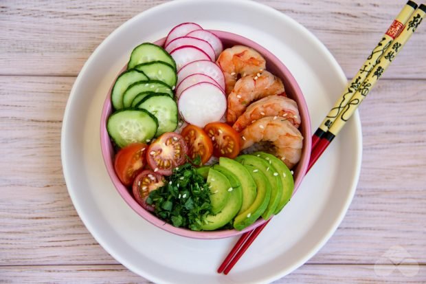 Poke with shrimp and avocado