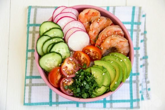 Poke with shrimp and avocado: photo of recipe preparation, step 7