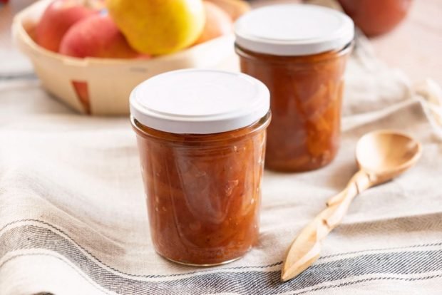 Thick apple jam in the oven